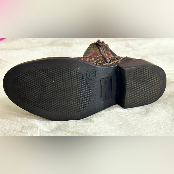 Steve Madden Girls' JCase Snake Embossed Low Heel Booties Sz 13 Used – Like New - Picture 4 of 8